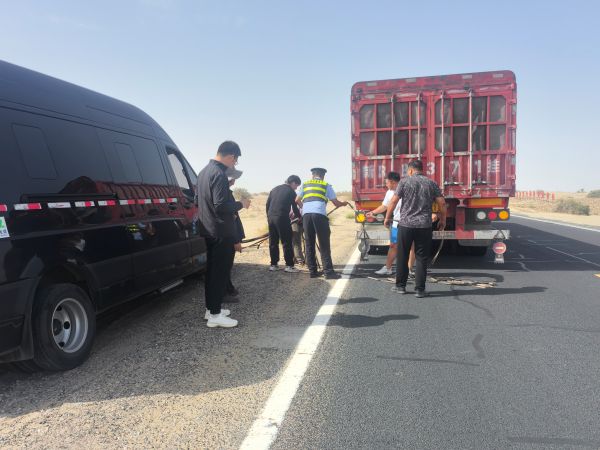阿拉尔执法大队执法人员在G580线救助被困群众2.jpg