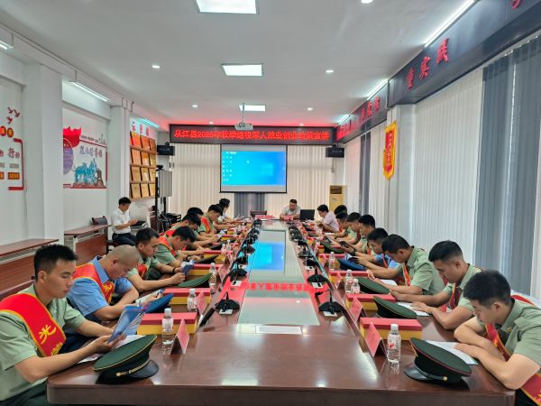 图为 县人社局作技能培训政策宣讲现场（鲁畅 摄）.jpg