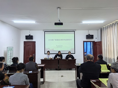 （图一）执法人员进社区开展推普活动.jpg