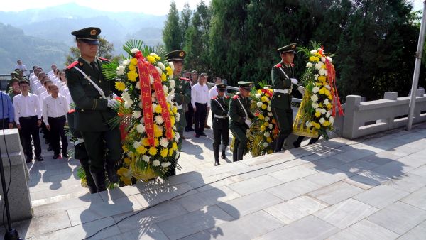 图为  礼兵敬献花篮现场（赖景峰  摄）.jpg
