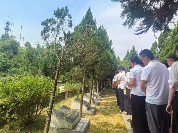 图为  瞻仰烈士丰功伟绩现场（龙秋宇  摄）.jpg