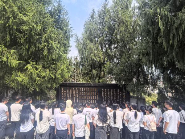 图为 瞻仰烈士英名墙现场（龙秋宇 摄）.jpg