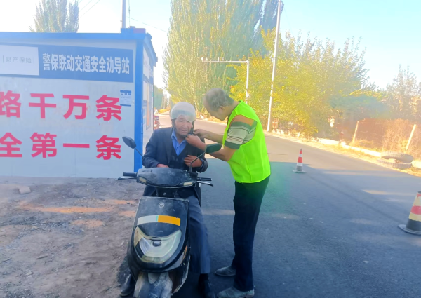 劝导员协助村民佩戴安全头盔2.png
