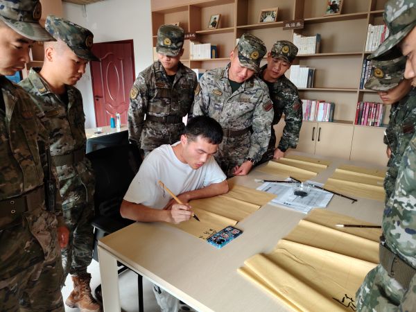 10081791463489138781.jpg 图为 书法老师教学现场(韦绍东 摄).jpg
