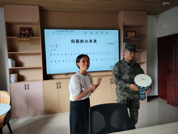 10081791463496672488.jpg 图为 音乐老师教学现场(韦绍东 摄).jpg