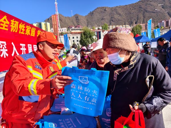 1 发放宣传品.jpg