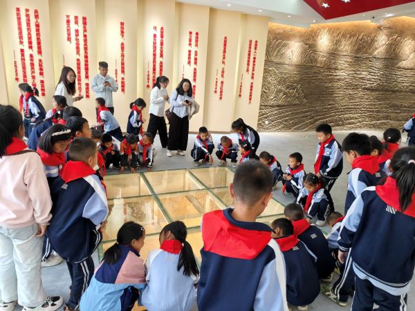 红八连参观研学照片1.jpg