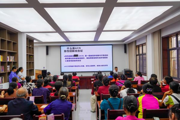 2026年10月16日，在贵州从江县老年大学，内科医师为老年学员讲解老年常见病防治知识。.jpg