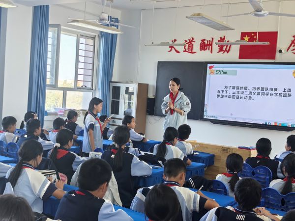 10161792155216978007.jpg 少先队示范课照片 1.jpg