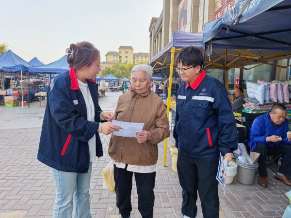 1.《情暖重阳送宣讲 守护银发钱袋子》摄影 简寒梅.jpg