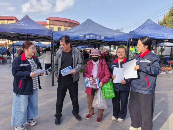 3.《情暖重阳送宣讲 守护银发钱袋子》摄影 简寒梅.jpg