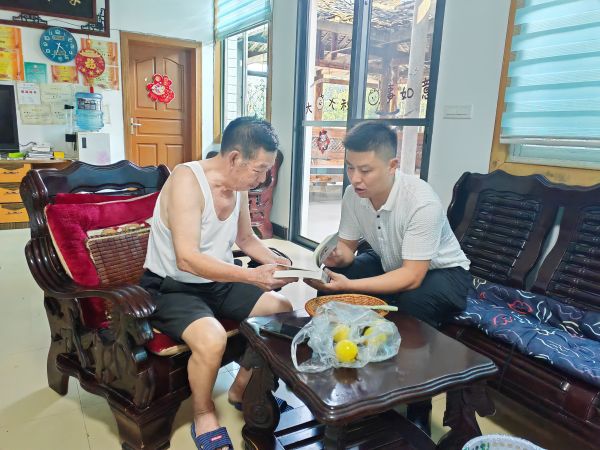 图为  与军休干部陆绍坤座谈交流现场（卢月圆  摄）.jpg