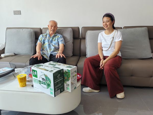 图为 与军休干部石作光座谈现场（石成美 摄）.jpg