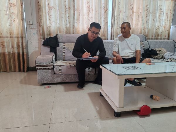 图为 党组书记、局长陆远海走访退役军人了解情况现场（唐健 摄）.jpg
